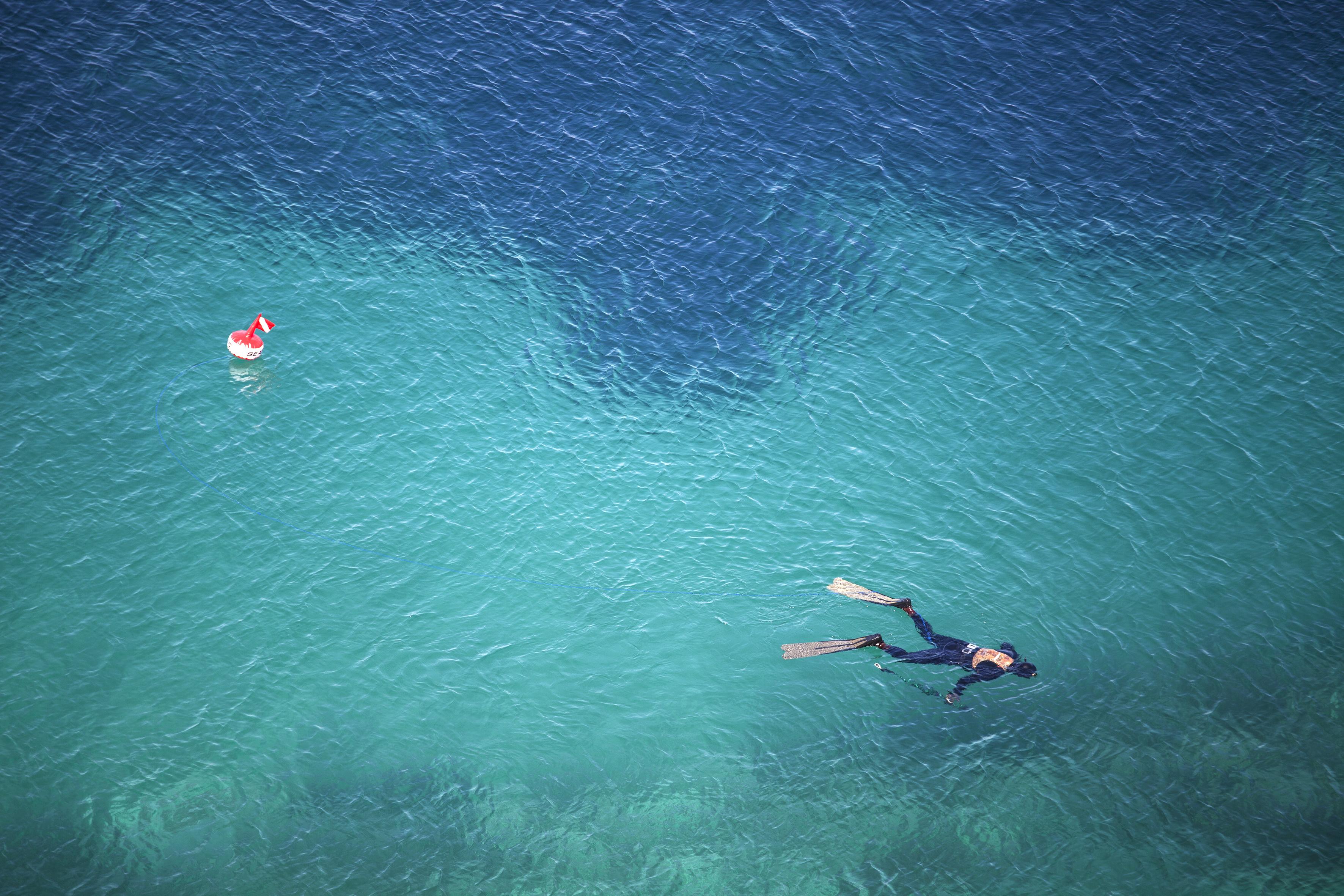 Hotel Dubrovnik Palace Esterno foto A free diver with a marker buoy